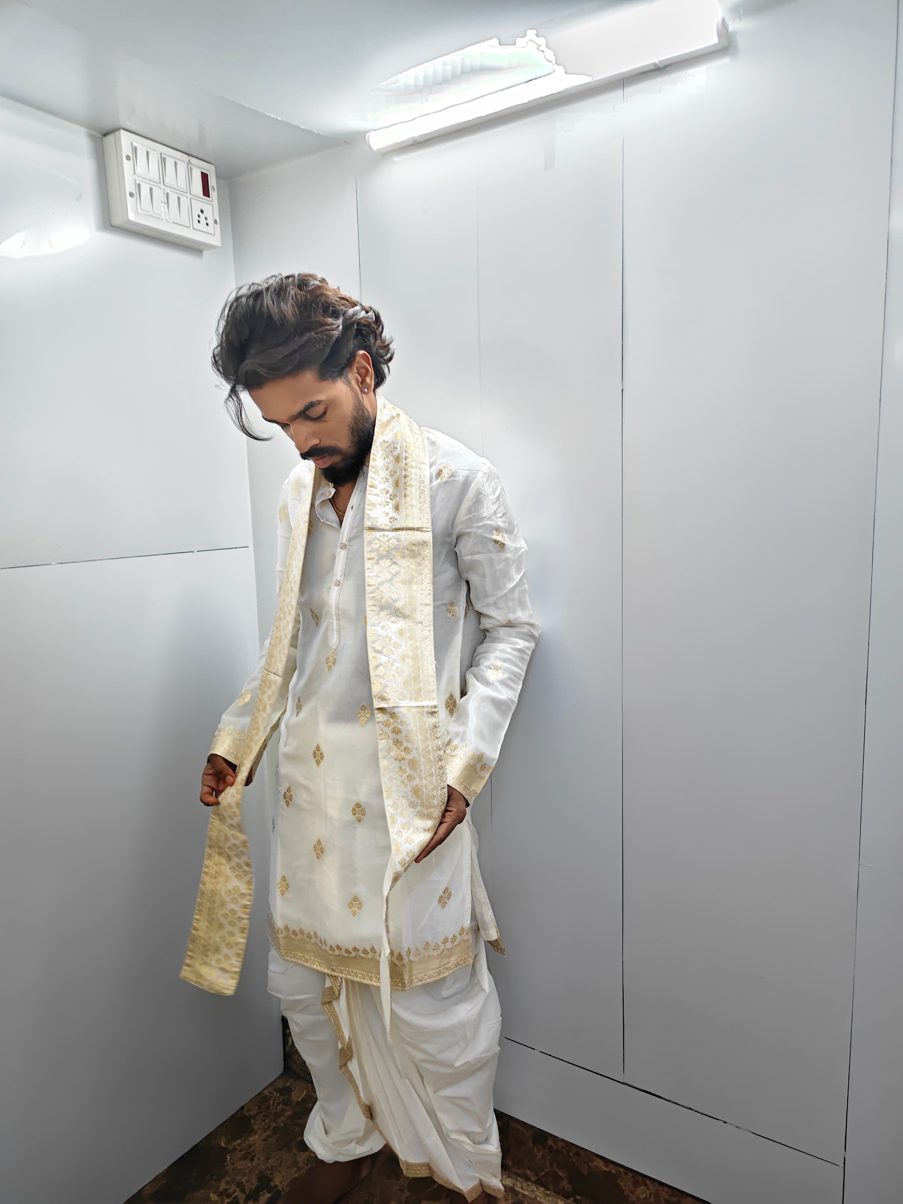 DHOTI KURTA UPARNA IN SHADE OFFWHITE